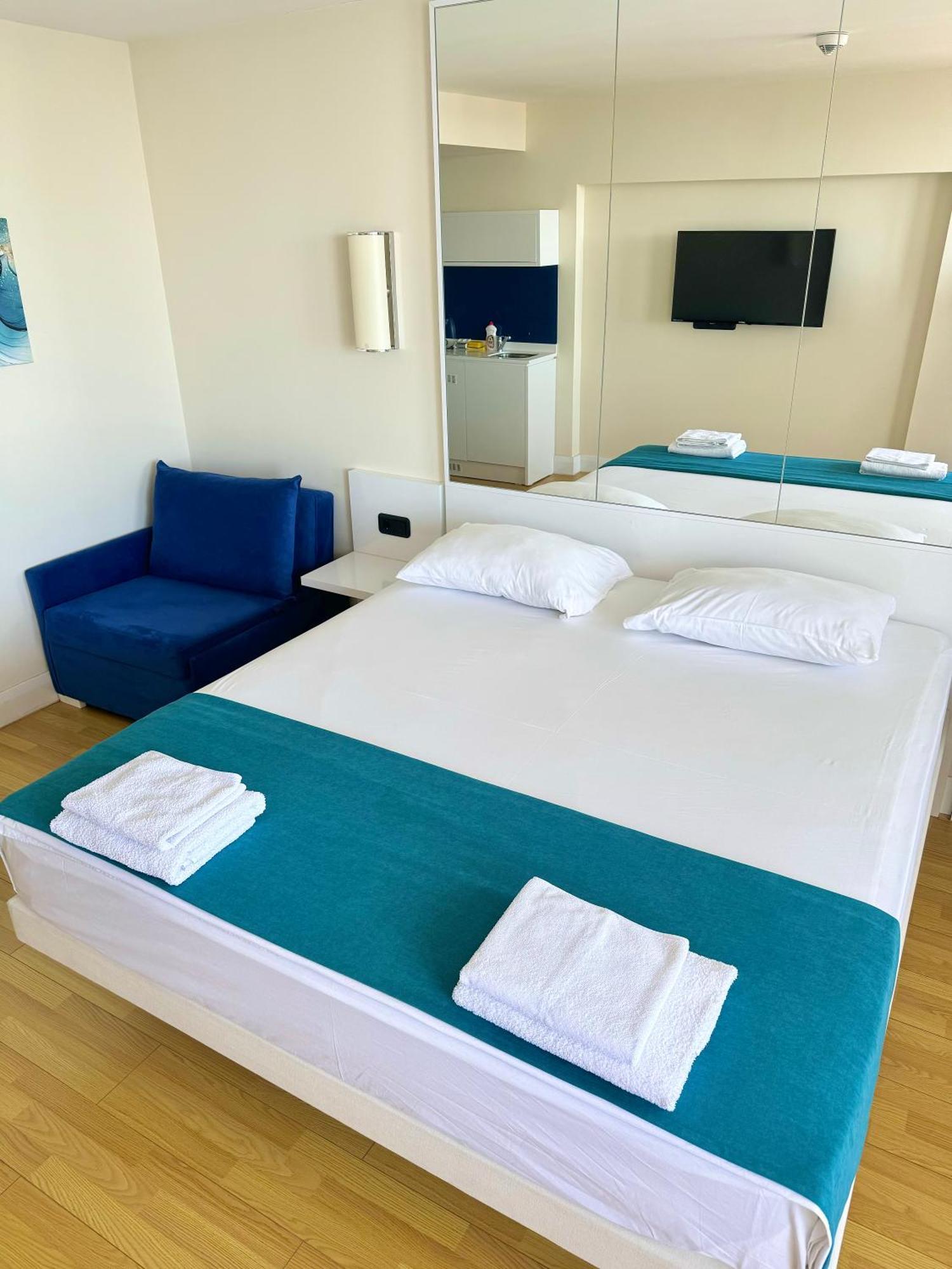 Lux Apartaments 巴统 外观 照片